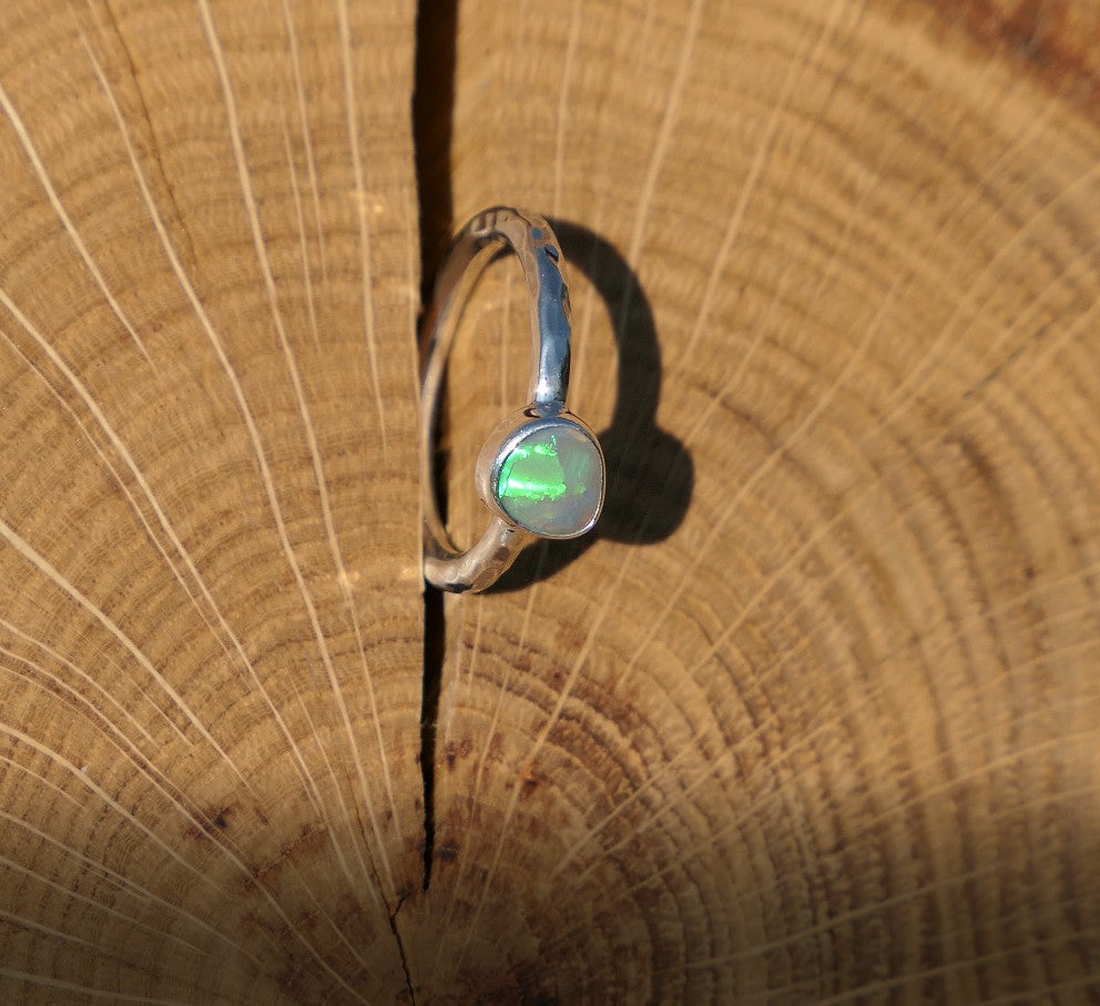 Opal ring, size R / 8-3/4,