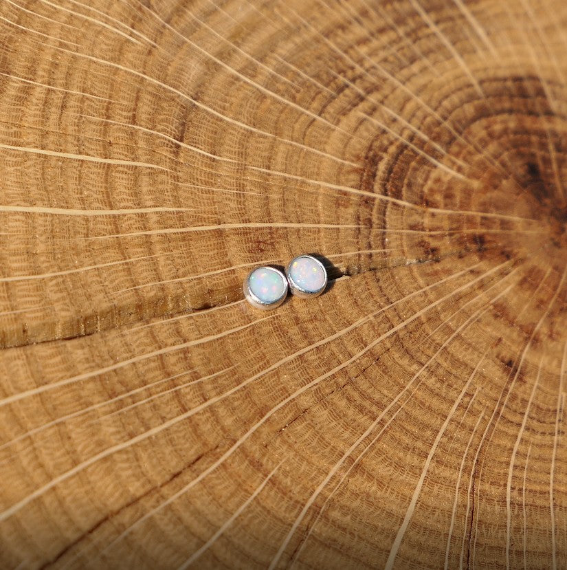 4mm opal earstud