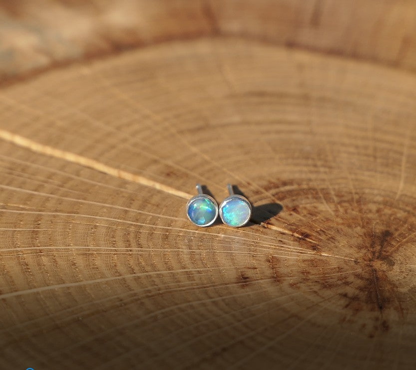 4mm opal earstud