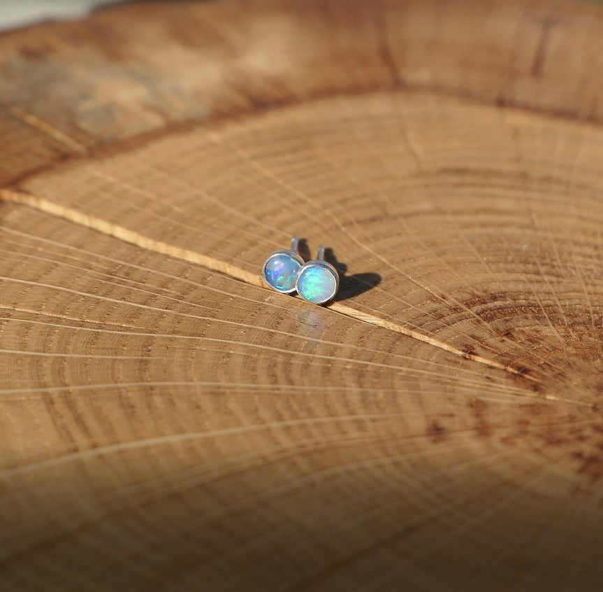 4mm opal earstud