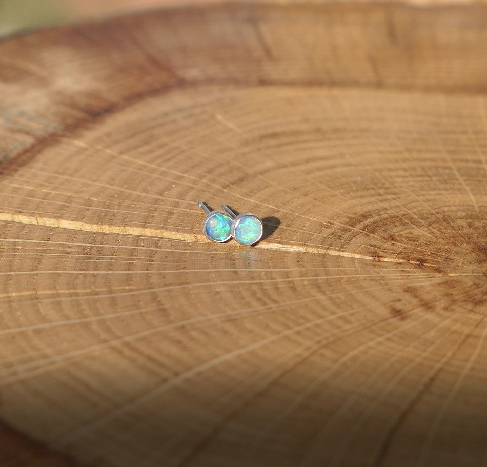 4mm opal earstud