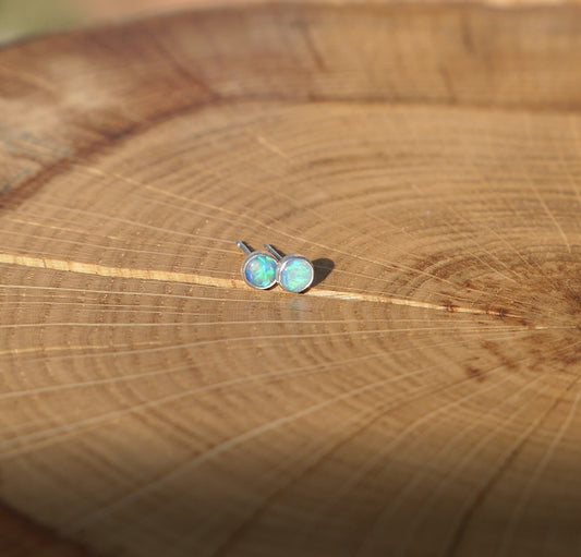 4mm opal earstud