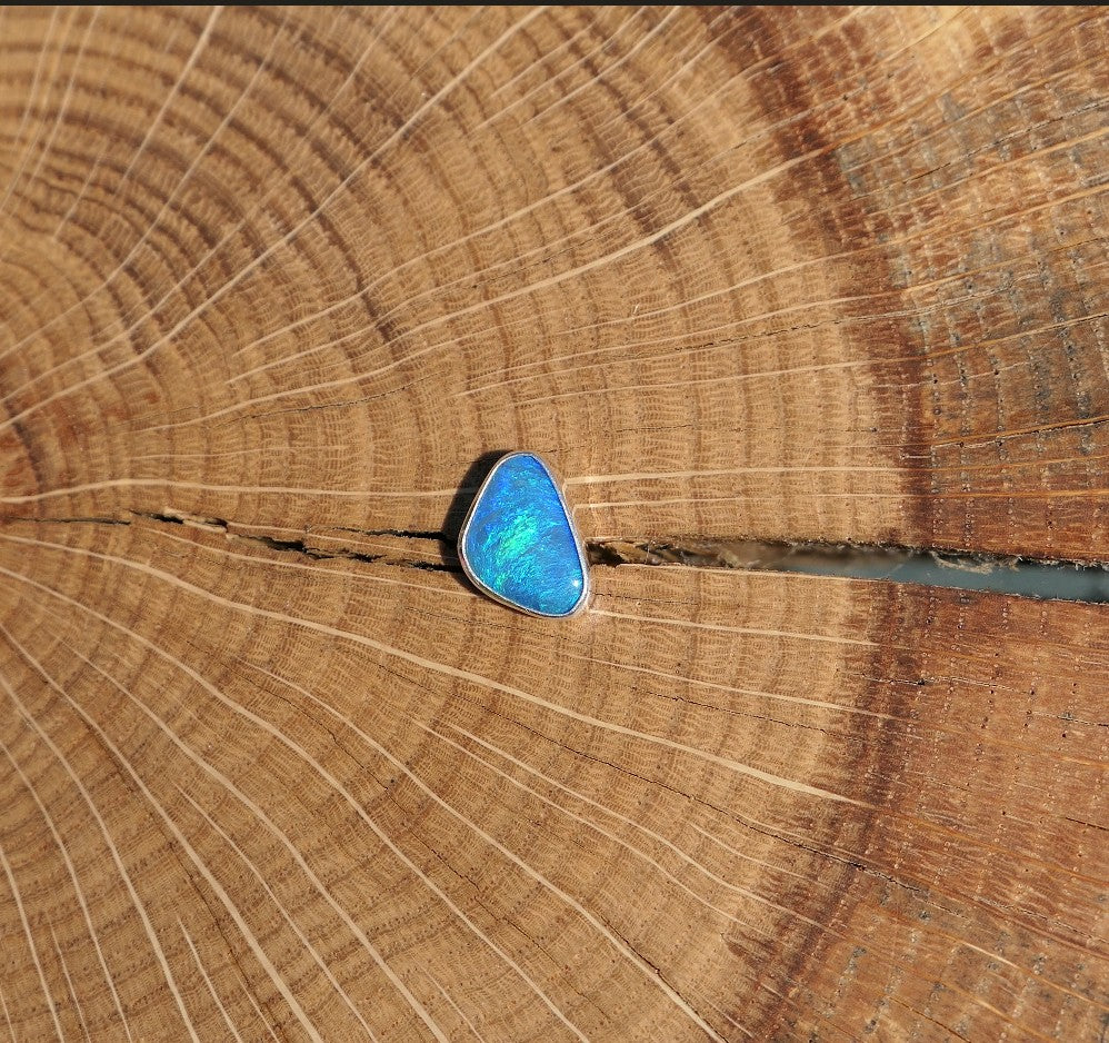 Silver tie tack with Coober Pedy opal.