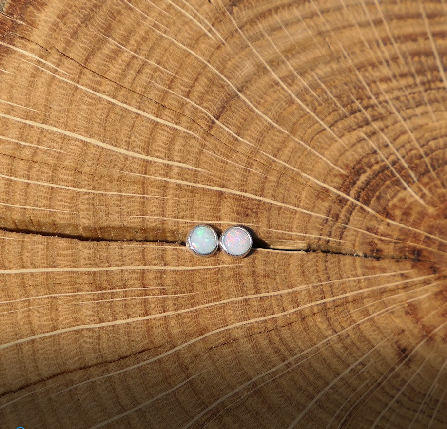 4mm opal earstud