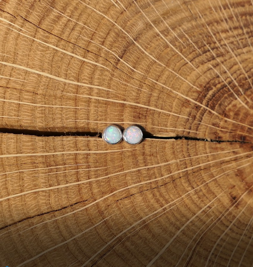 4mm opal earstud
