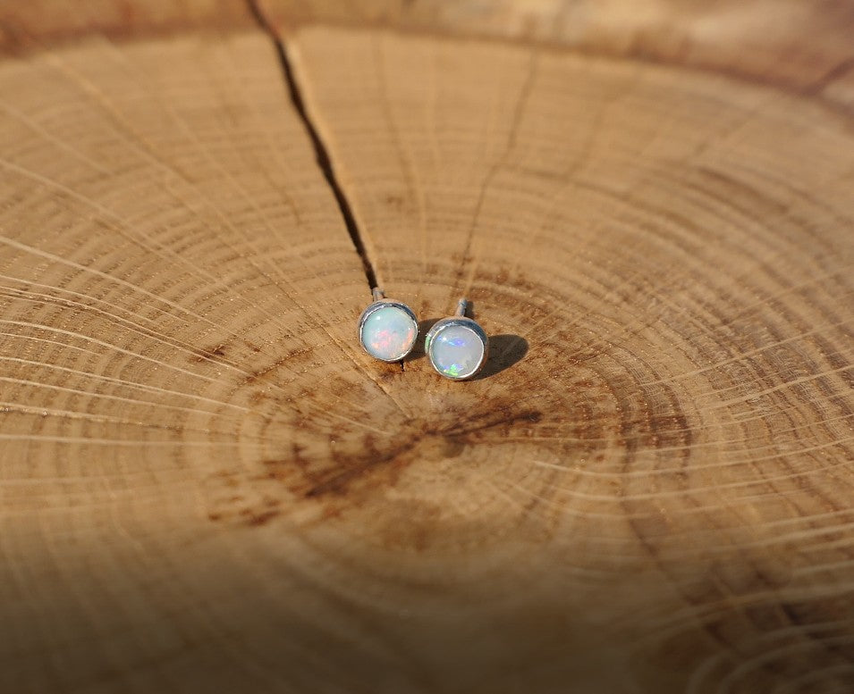 4mm opal earstud