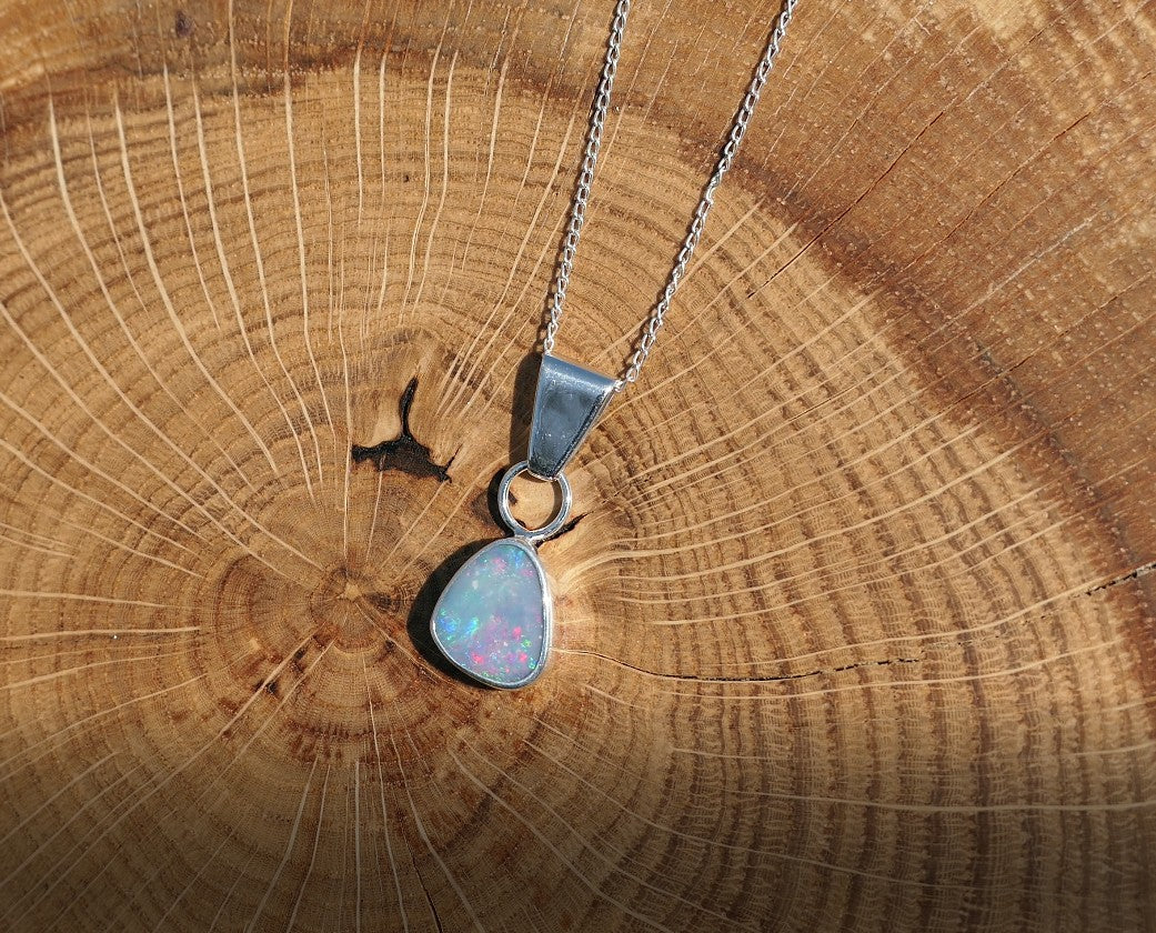 Silver opal pendant with a Mintabie doublet