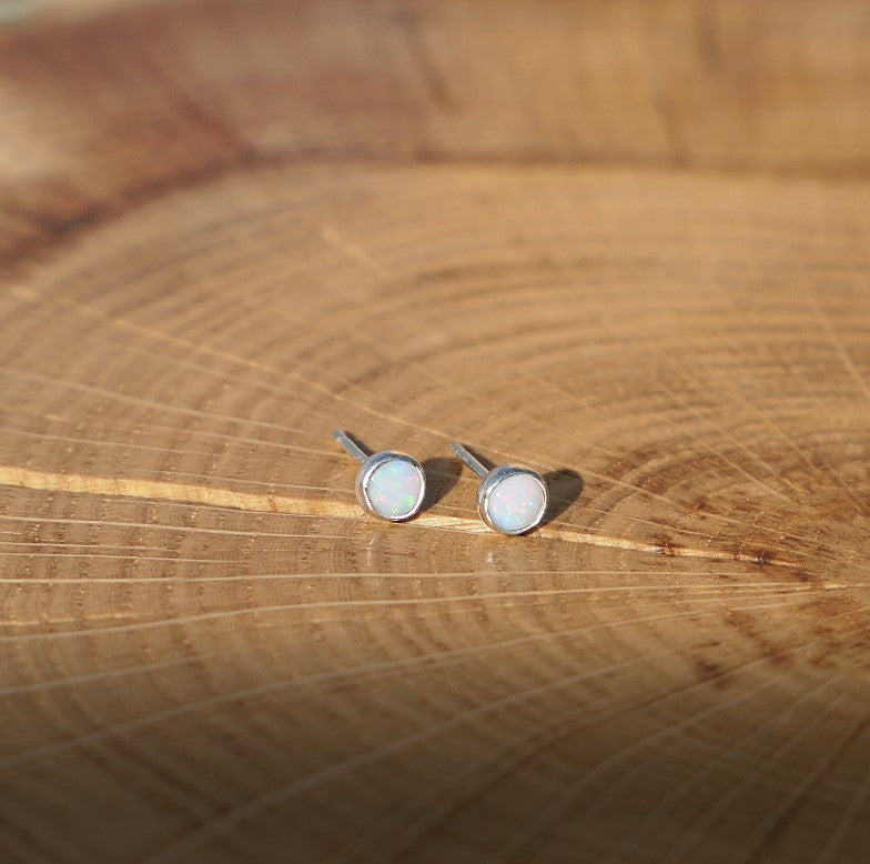 4mm opal earstud