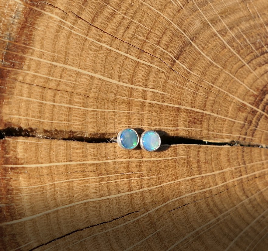 4mm opal earstud