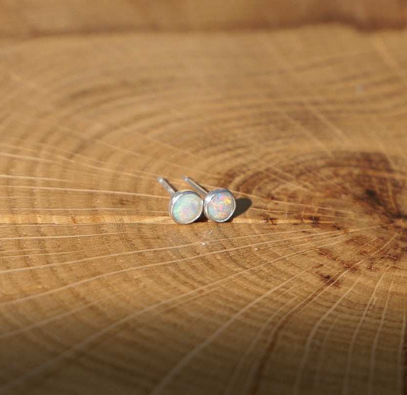4mm opal earstud