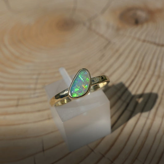 18K Gold opal ring size N