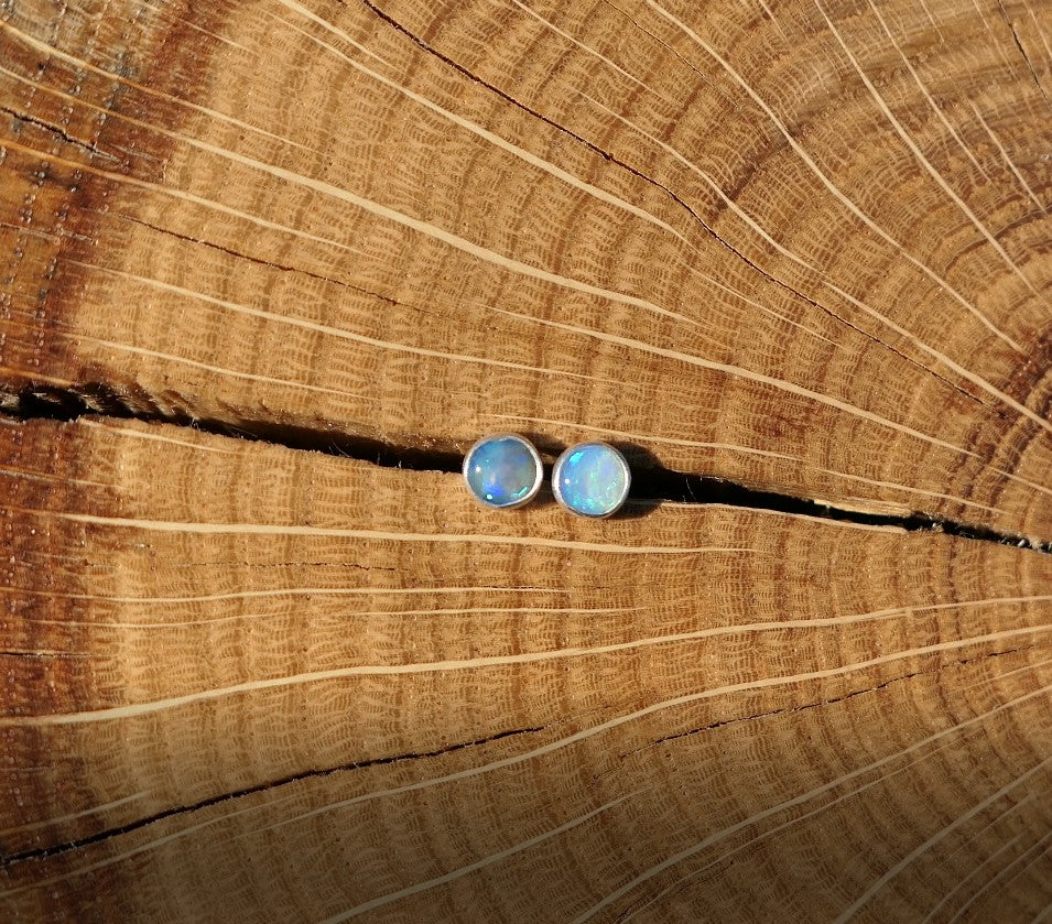 4mm opal earstud