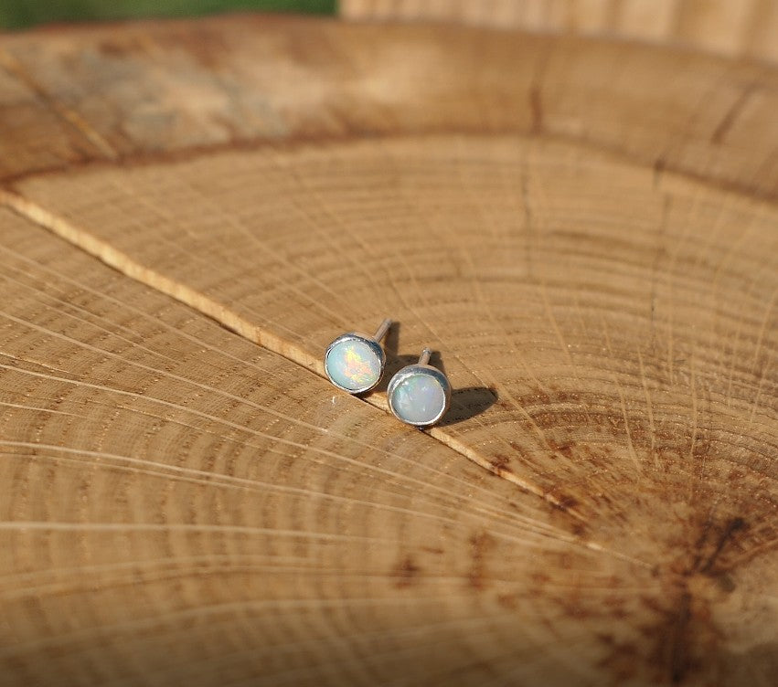 4mm opal earstud
