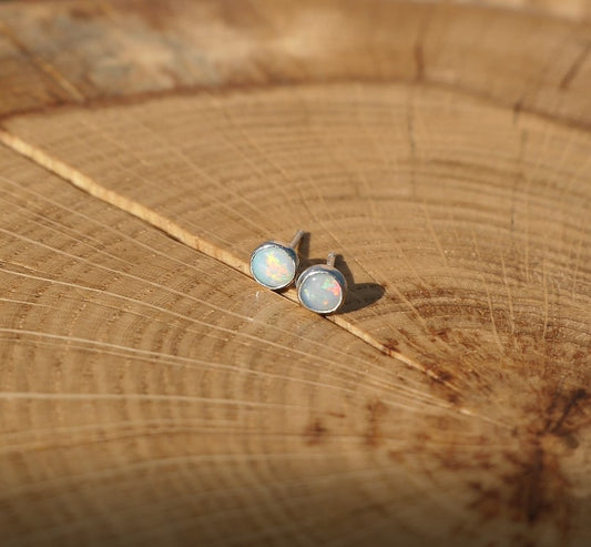 4mm opal earstud