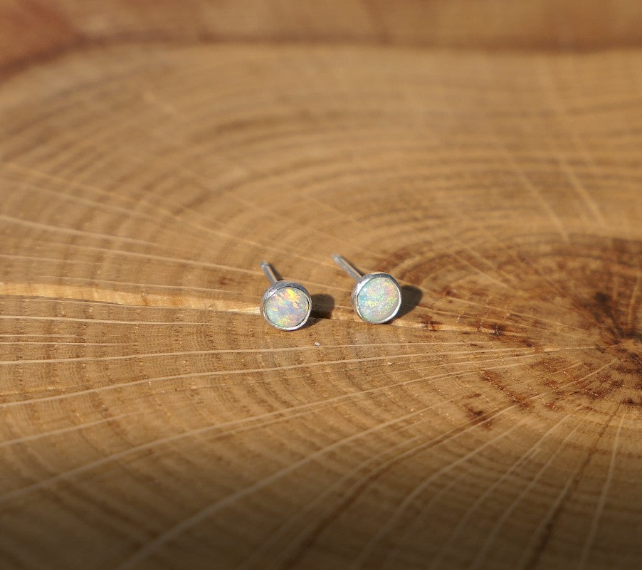 4mm opal earstud
