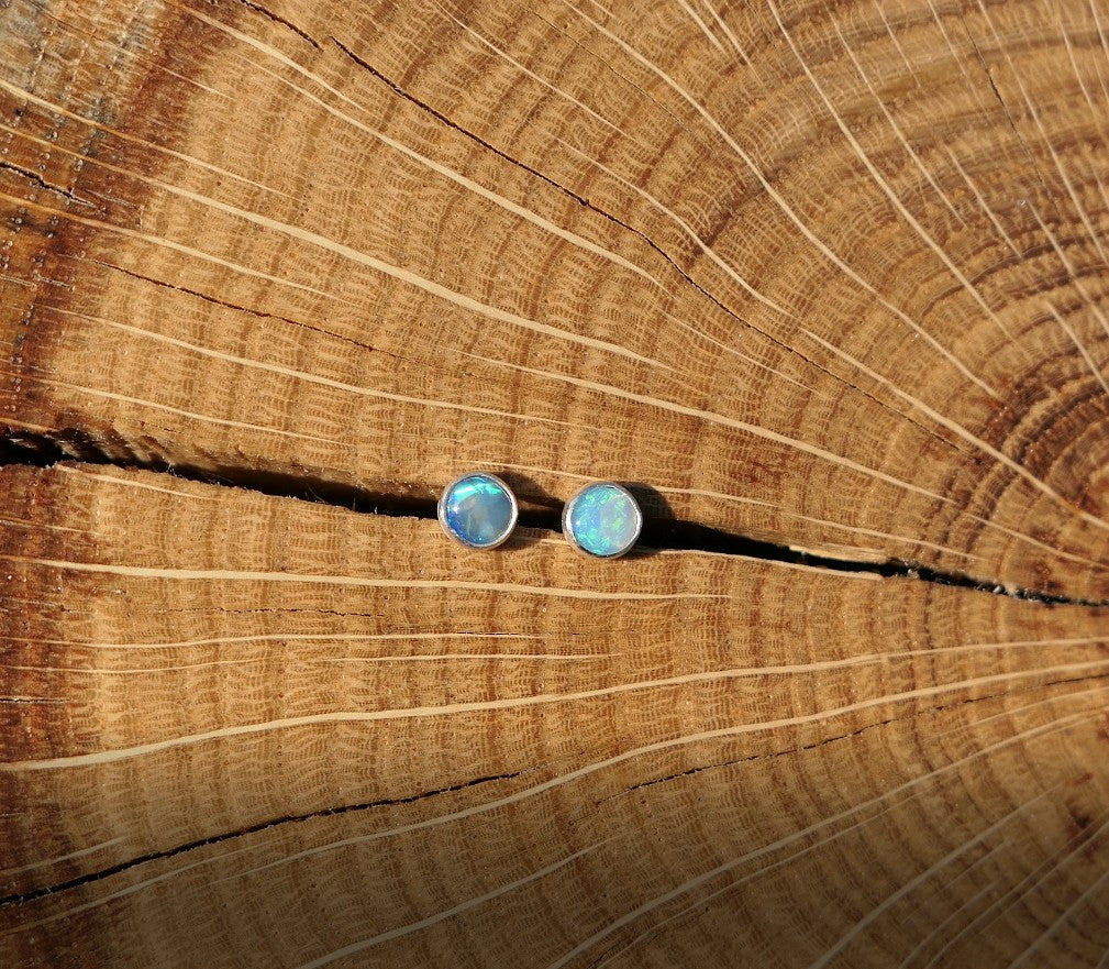 4mm opal earstud