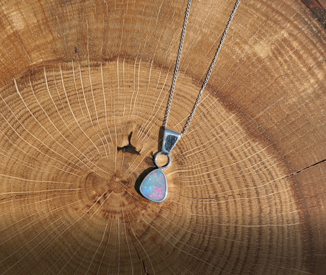 Silver opal pendant with a Mintabie doublet