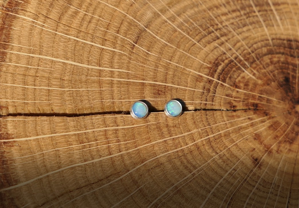 4mm opal earstud