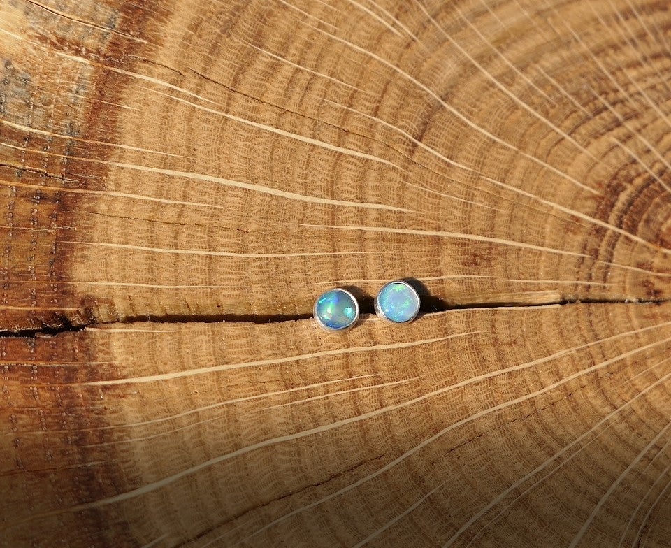 4mm opal earstud