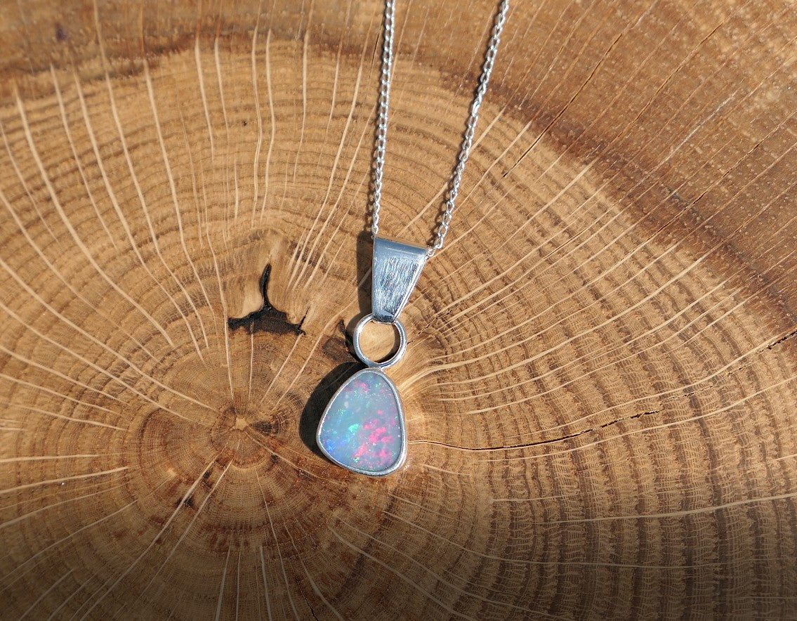 Silver opal pendant with a Mintabie doublet