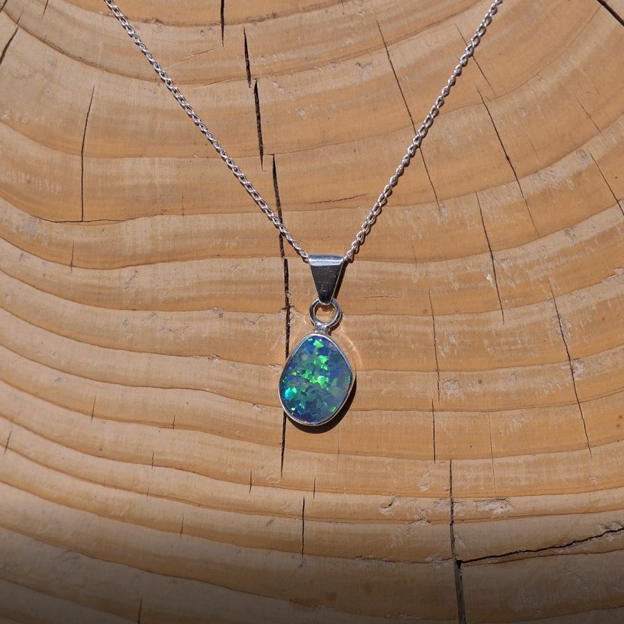 Silver pendant with Lightning Ridge doublet.