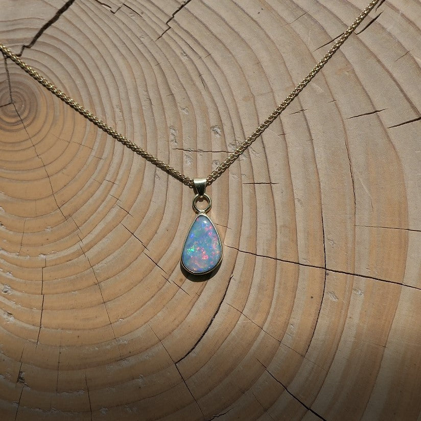 18k gold opal pendant, with bright Lightning Ridge opal.