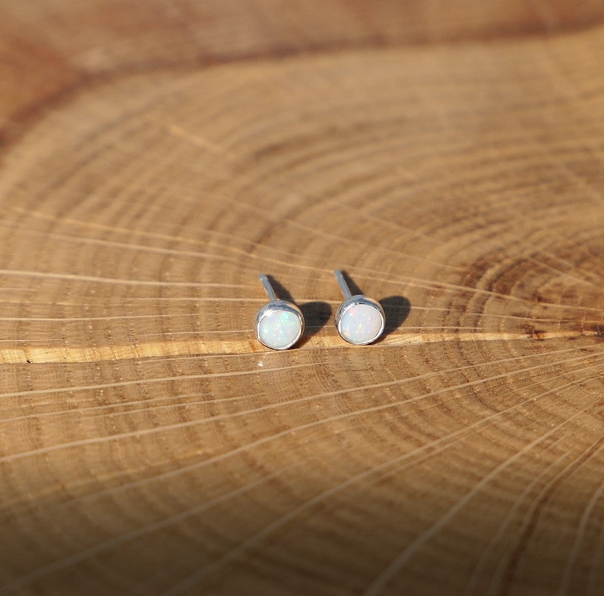 4mm opal earstud