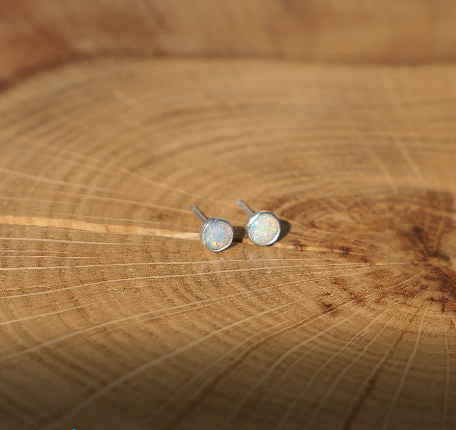 4mm opal earstud