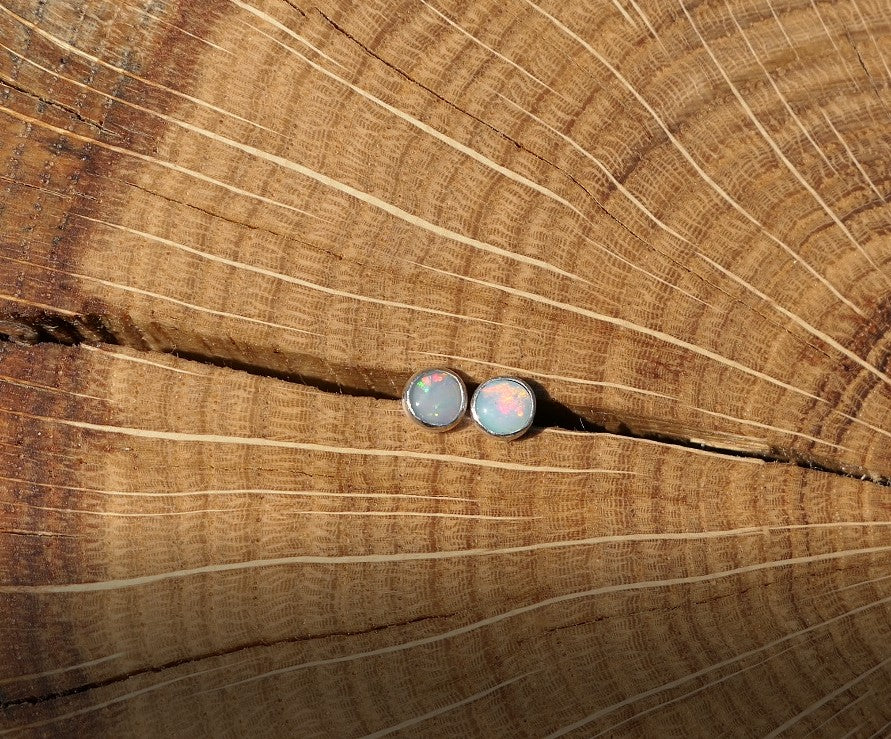 4mm opal earstud