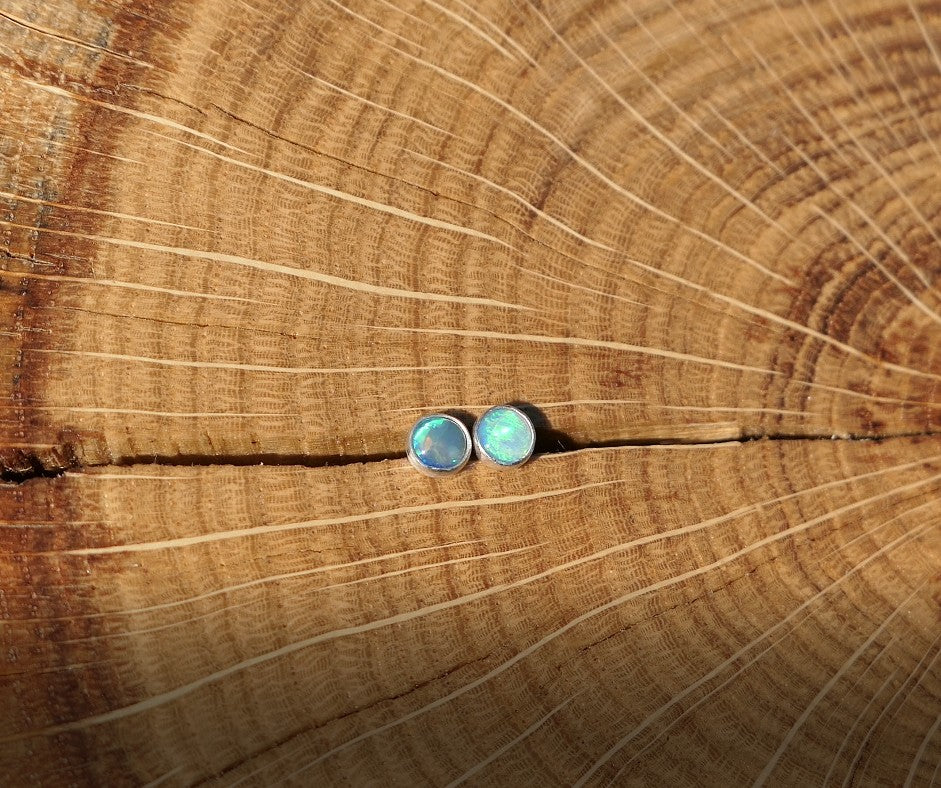 4mm opal earstud