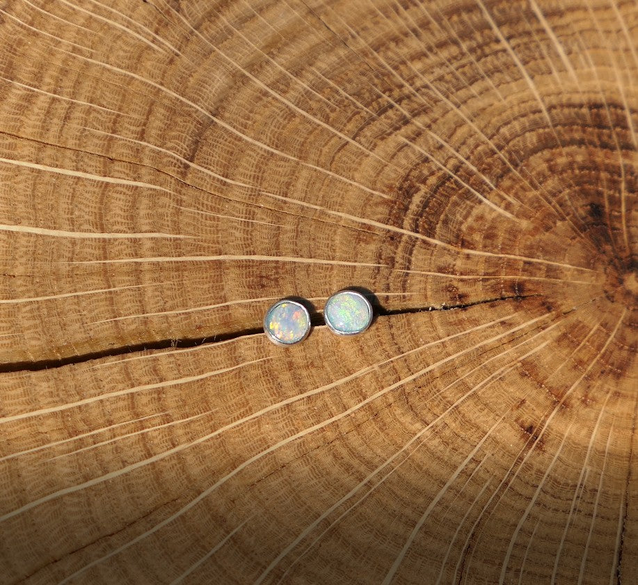 4mm opal earstud