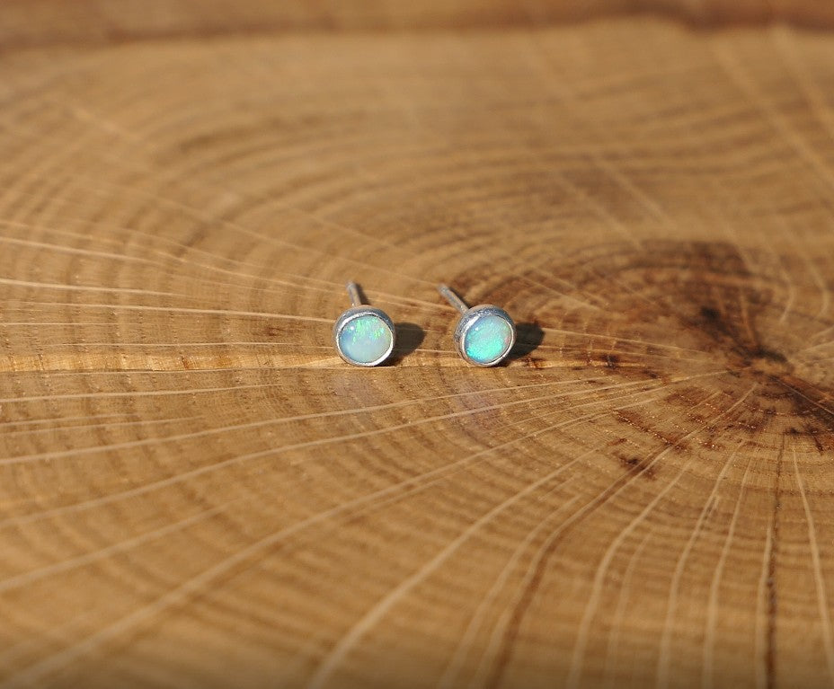 4mm opal earstud