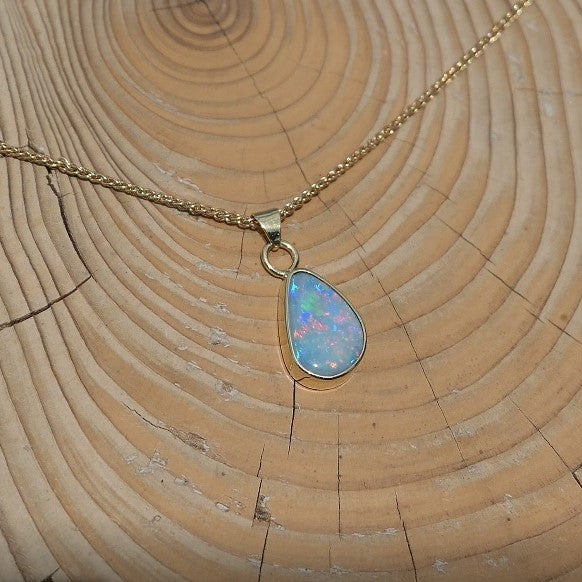 18k gold opal pendant, with bright Lightning Ridge opal.