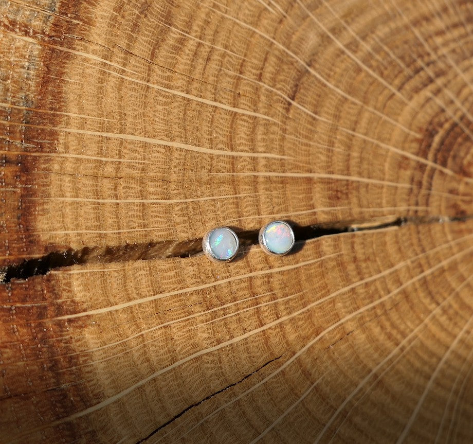 4mm opal earstud