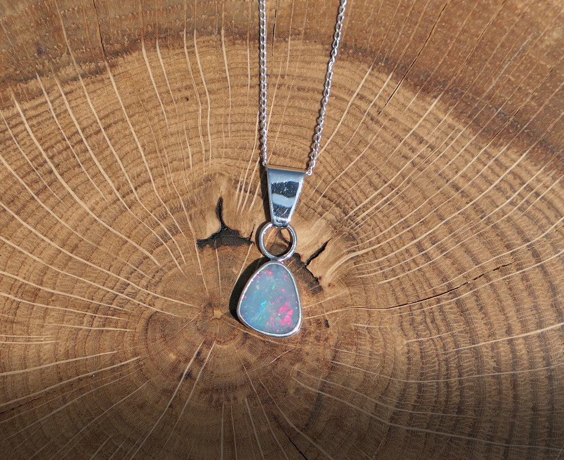 Silver opal pendant with a Mintabie doublet