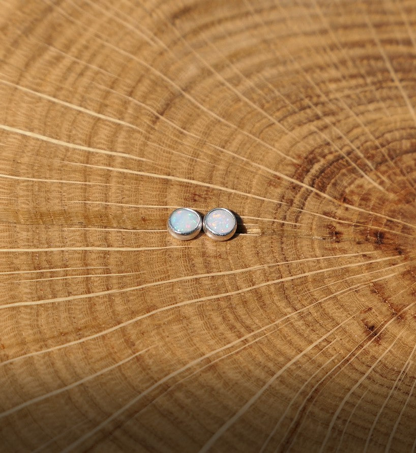 4mm opal earstud