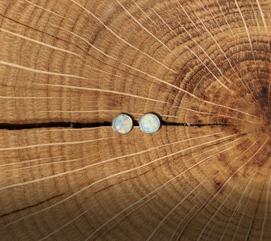 4mm opal earstud