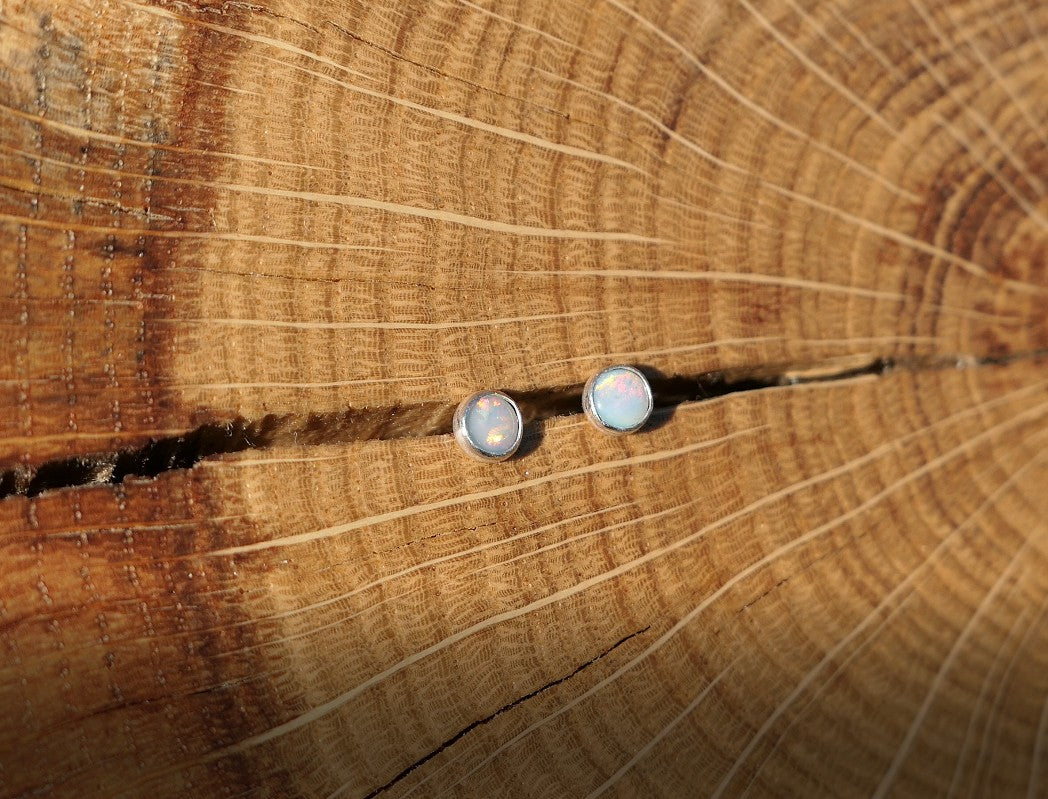 4mm opal earstud