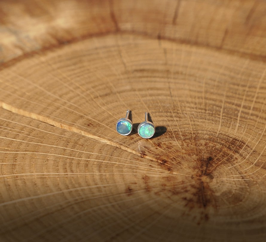 4mm opal earstud