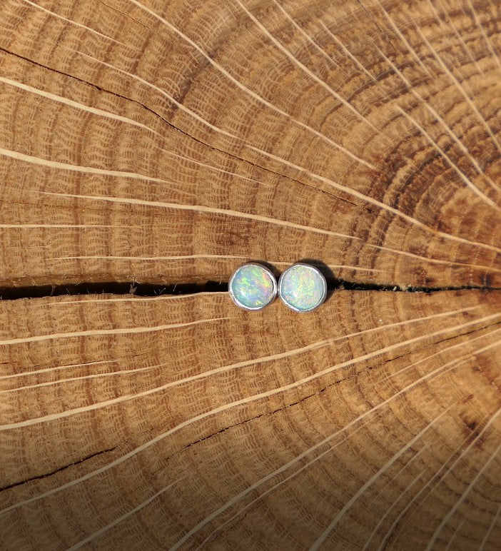 4mm opal earstud