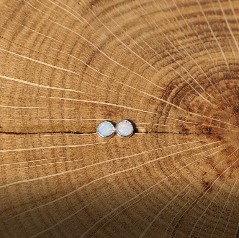 4mm opal earstud