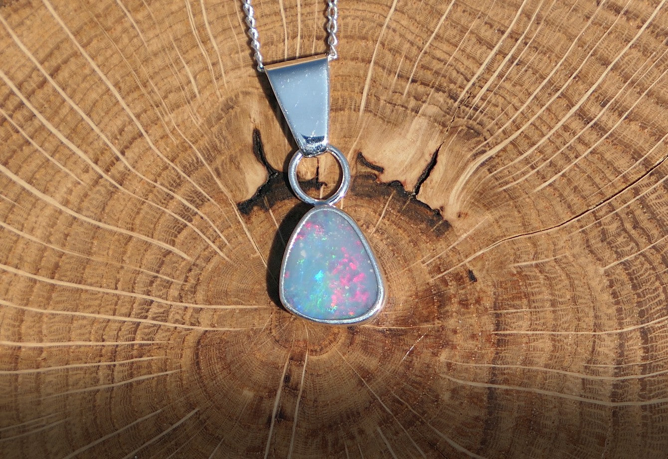 Silver opal pendant with a Mintabie doublet