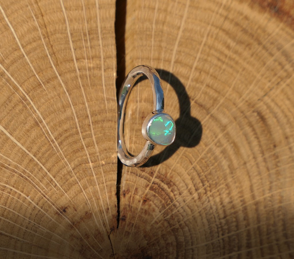 Opal ring, size R / 8-3/4,