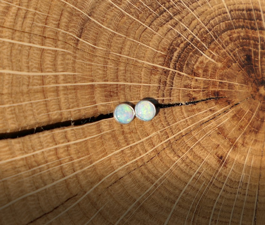 4mm opal earstud