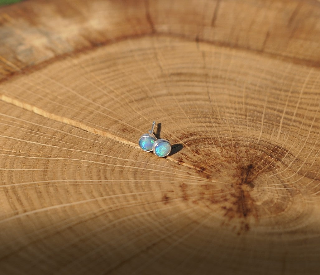 4mm opal earstud
