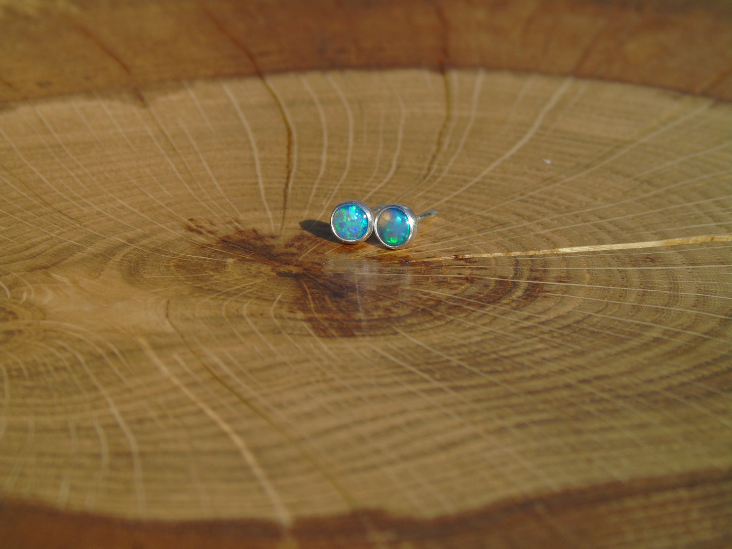 4mm silver solid brilliant opal earstuds