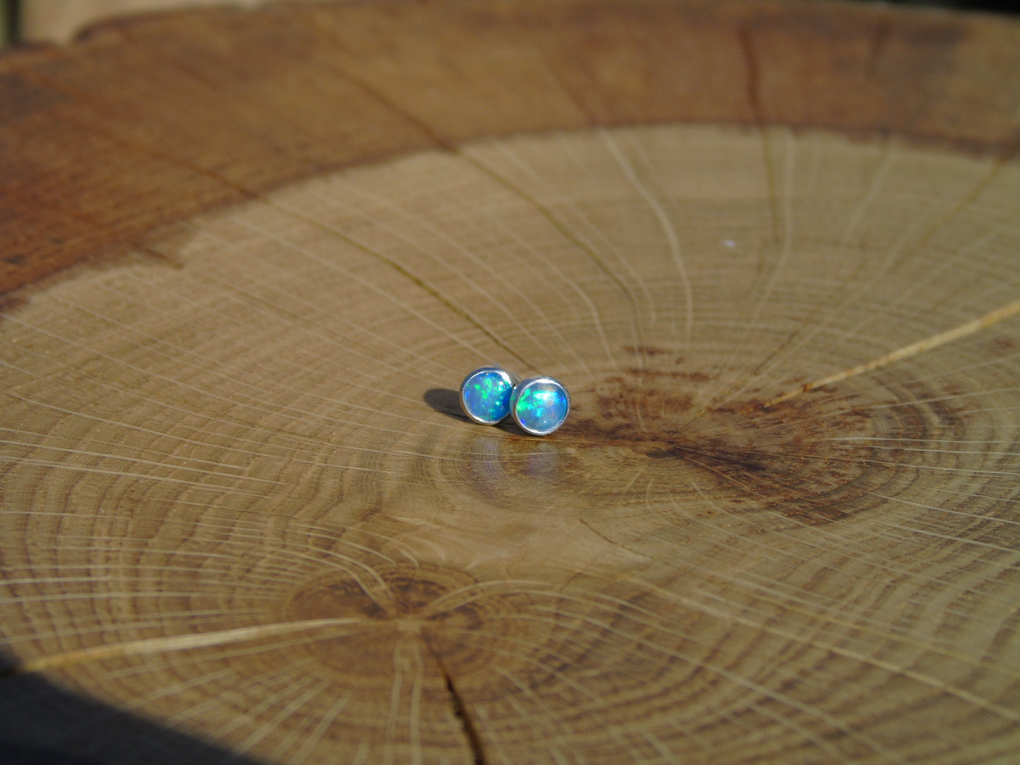 4mm silver solid brilliant opal earstuds