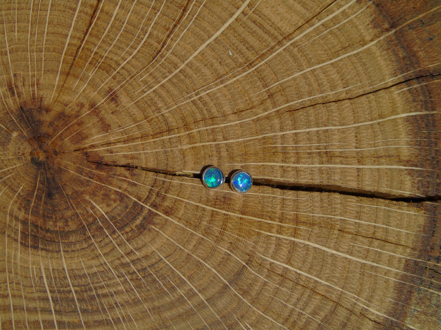 4mm silver solid brilliant opal earstuds