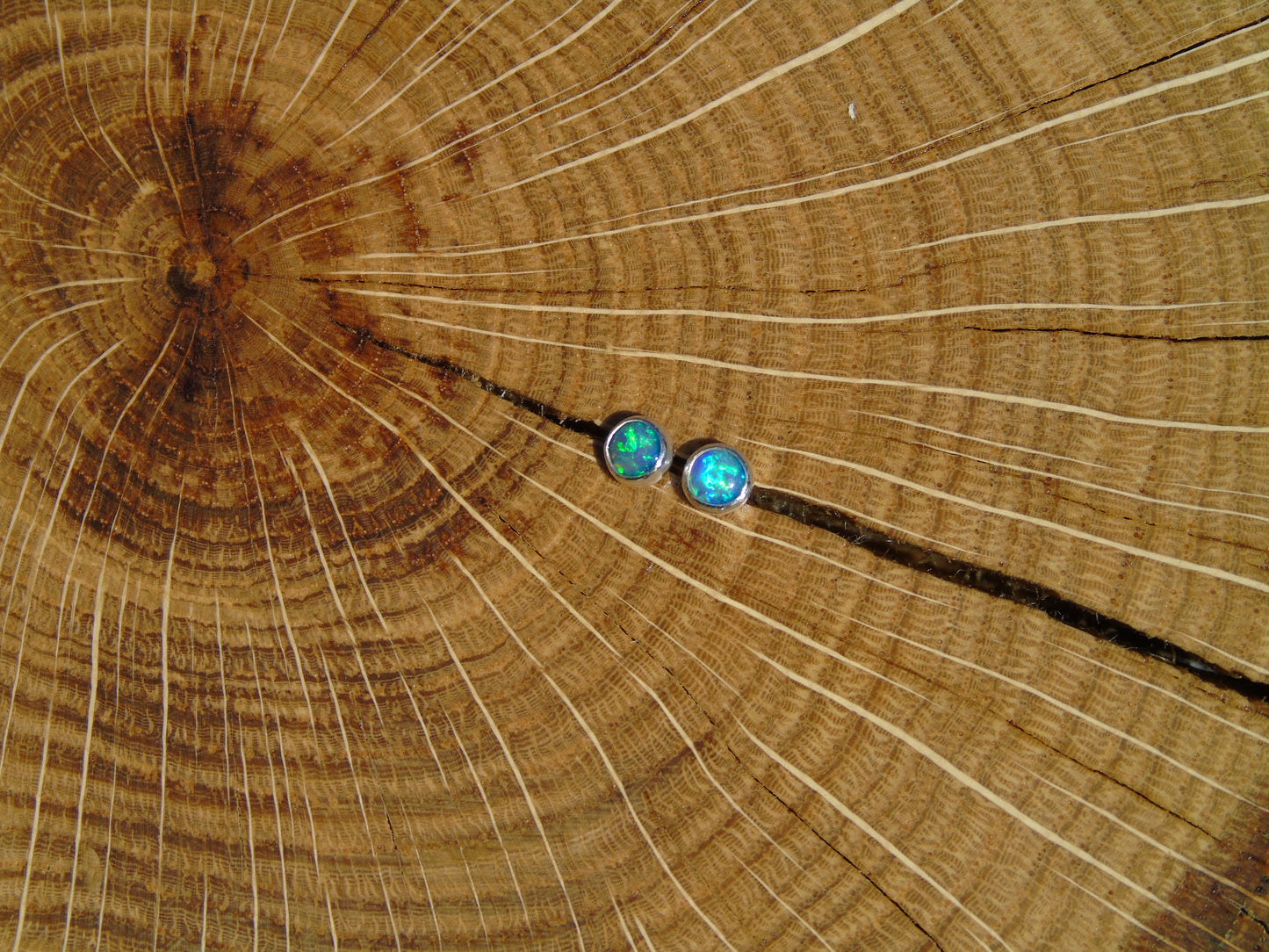 4mm silver solid brilliant opal earstuds