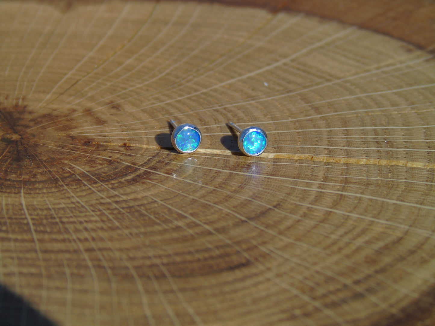4mm silver solid brilliant opal earstuds